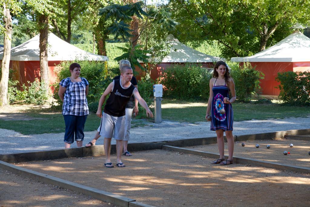 Camping Le Pressoir Petit-Palais-et-Cornemps מראה חיצוני תמונה